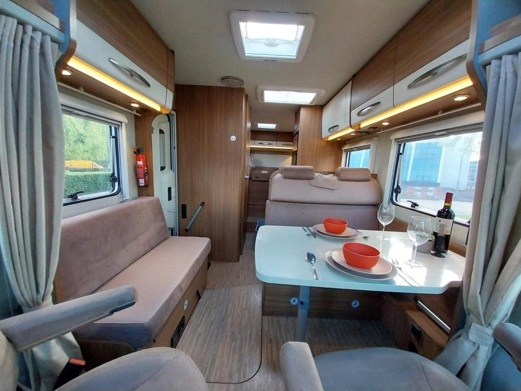 Frisse Carado T448 met enkele bedden, 3x solair en omvormer!, Ringverwarming, Bedrijf, Tot en met 3, Half-integraal