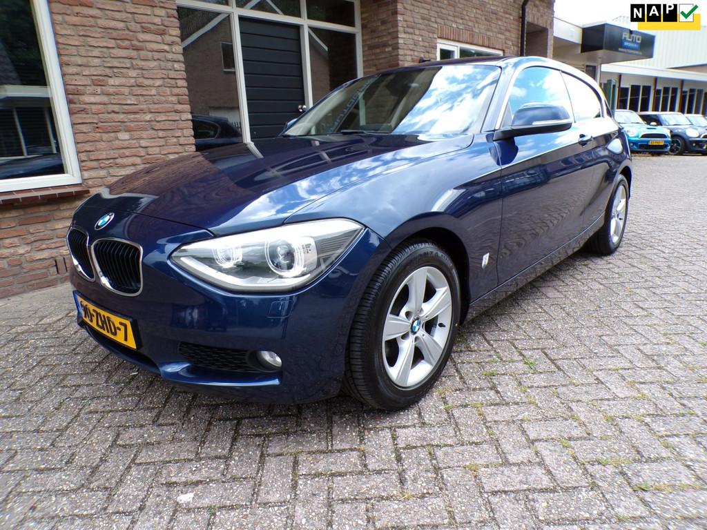 BMW 1-serie 116i Upgrade Edition Automaat / Leder / Navi, Auto's, Euro 5, Beige, Blauw, 650 kg