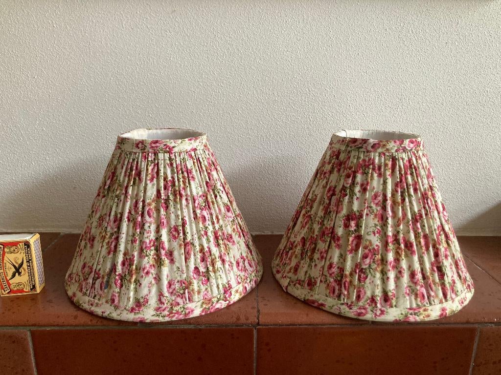 2 lampenkapjes roze roosjes pioenroosjes cottage burlesk, Huis en Inrichting, Cottage idyllisch landelijk, Overige kleuren, Rond