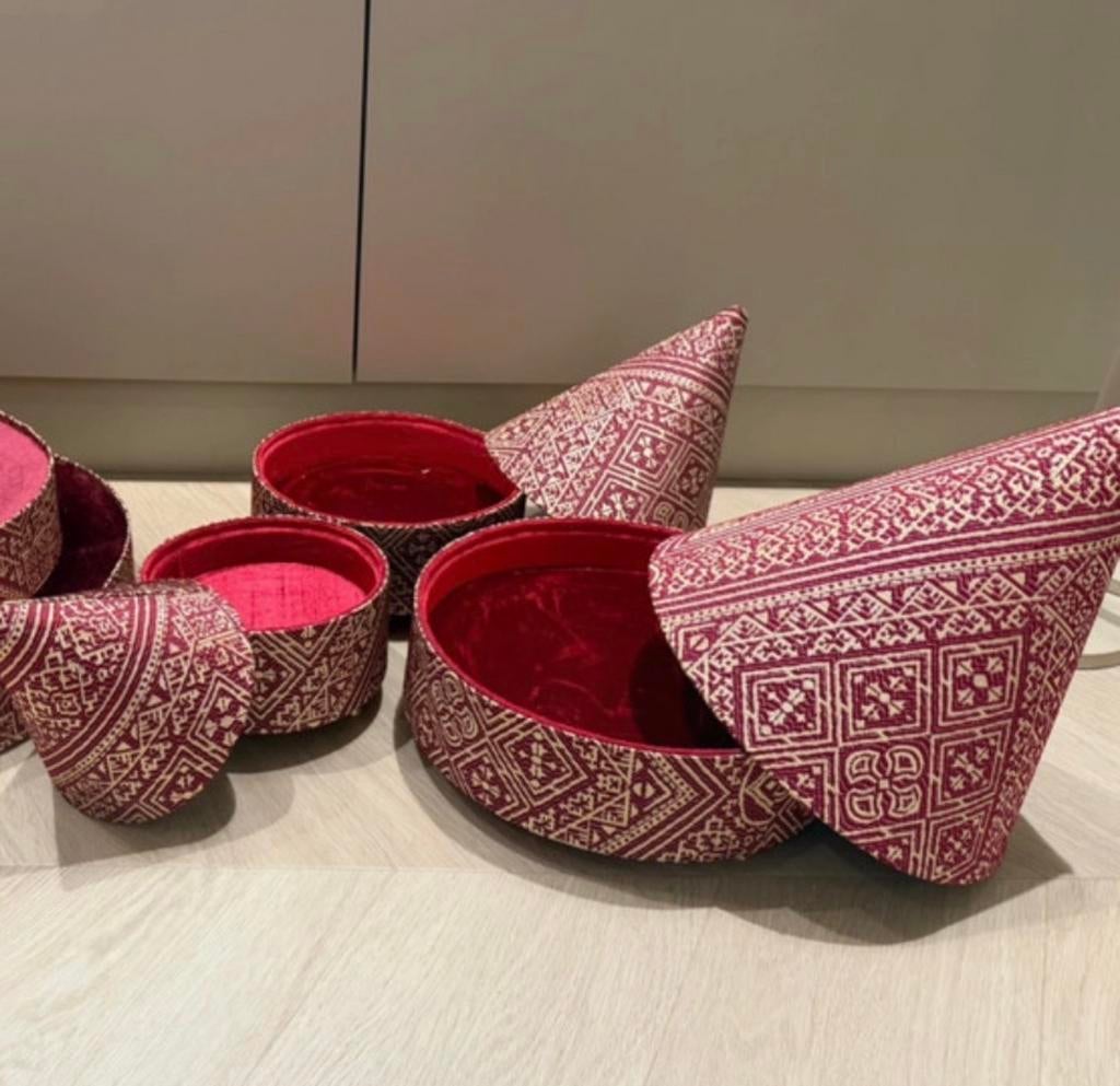 Drie delige tyafar set rood voor henna hennaset bruiloft, Ophalen of Verzenden, Nieuw, Feestartikel, Geboorte of Huwelijk