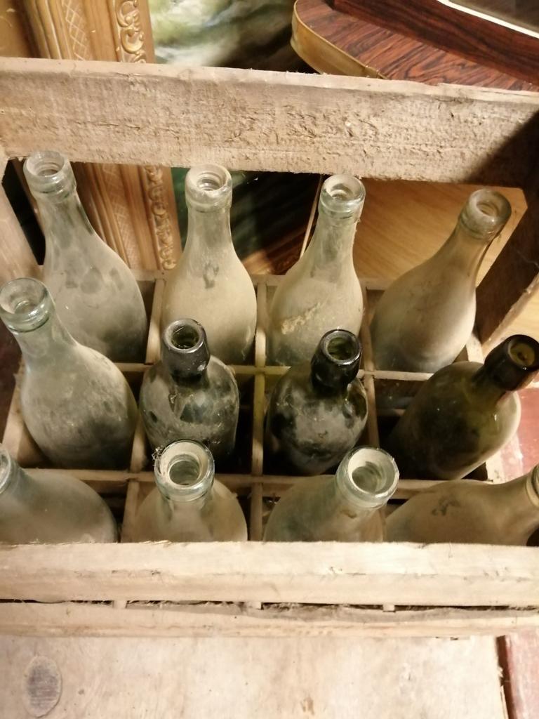 ZEER OUD KRAT MET OUDE FLESSEN IN MOOIE GELEEFDE STAAT., Ophalen