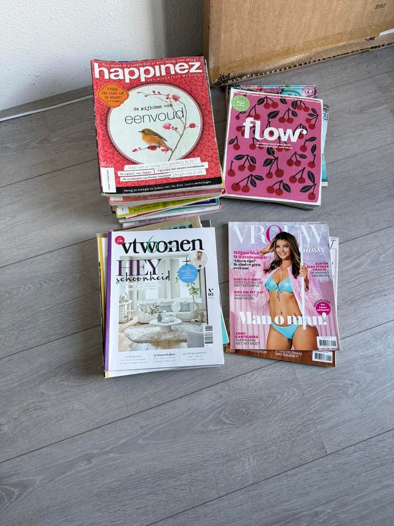 34 tijdschriften (Happinez, flow, vtwonen, vrouw), Ophalen, Zo goed als nieuw, Damesbladen