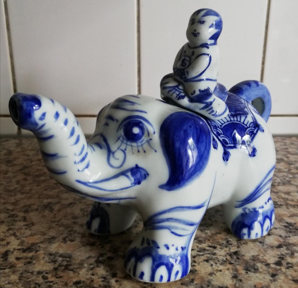 Theepot. Olifant met kornak. 19/15 cm., Antiek en Kunst, Ophalen
