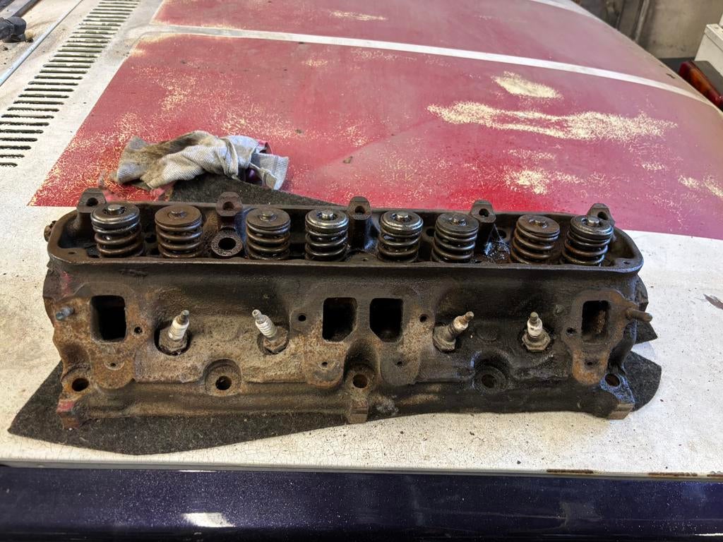 Cylinderkoppen uitlaat spruit stuk Dodge 318, Ophalen of Verzenden, Dodge