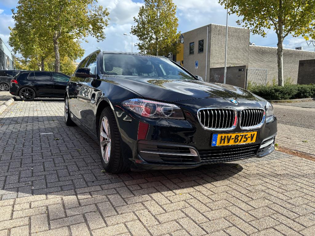 BMW 5-Serie 520i 184pk Aut. 2016 Zwart, Auto's, BMW, 4 cilinders, 2000 kg, Zwart, Origineel Nederlands