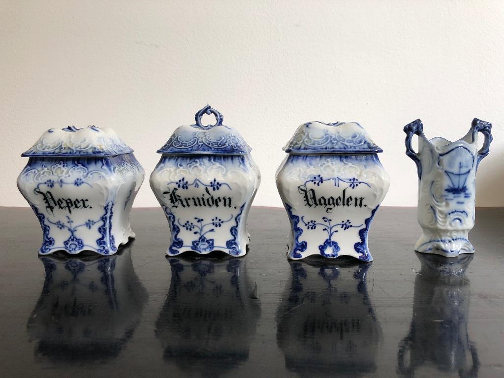 Antieke porseleinen kruiden potjes (3 stuks) en vaasje, Antiek en Kunst, Ophalen of Verzenden