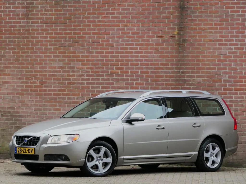 Volvo V70 3.2 AUT Summum Navi / Stoelverkoeling € 11.999,0, Automaat, 238 pk, 93 €/maand, Zilver of Grijs