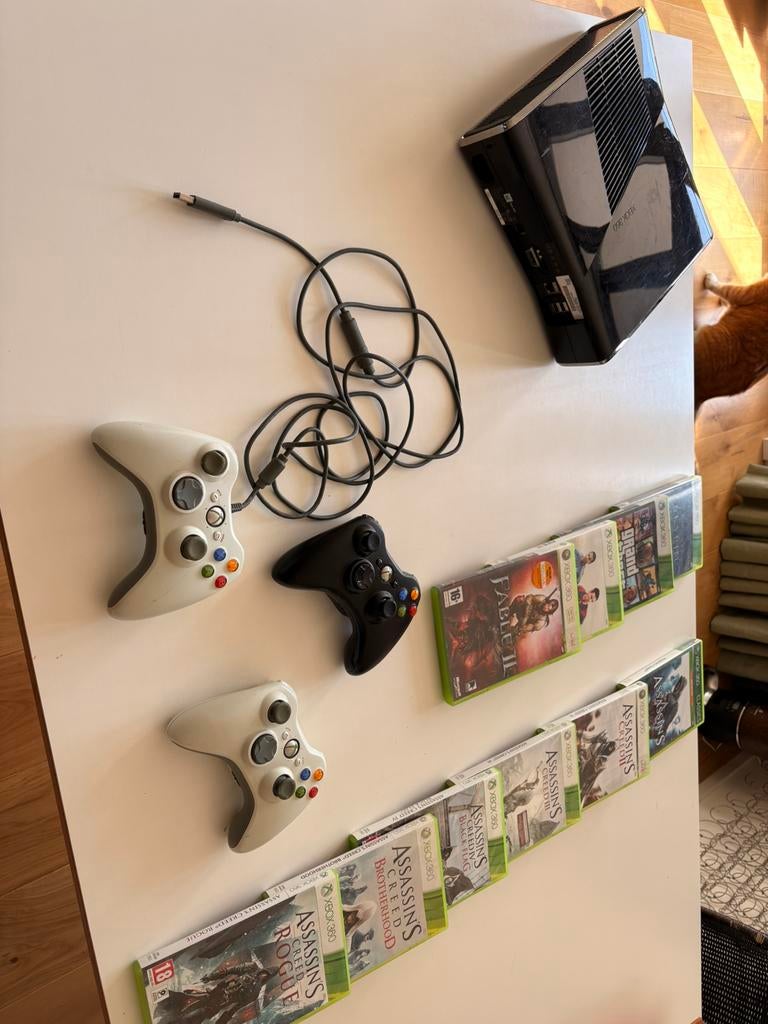 Xbox 360, Spelcomputers en Games, Spelcomputers | Xbox 360, Ophalen of Verzenden, Met 3 controllers of meer, 250 GB, Gebruikt