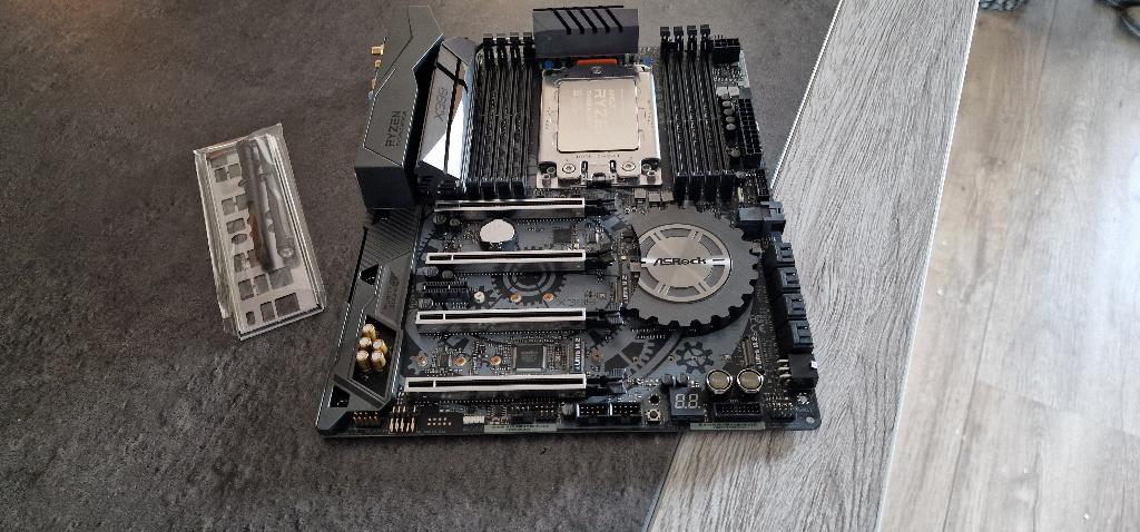 ASRock X399 Taichi + AMD Threadripper 1920x upgradeset, Computers en Software, Socket TR4, DDR4, Ophalen of Verzenden, Zo goed als nieuw