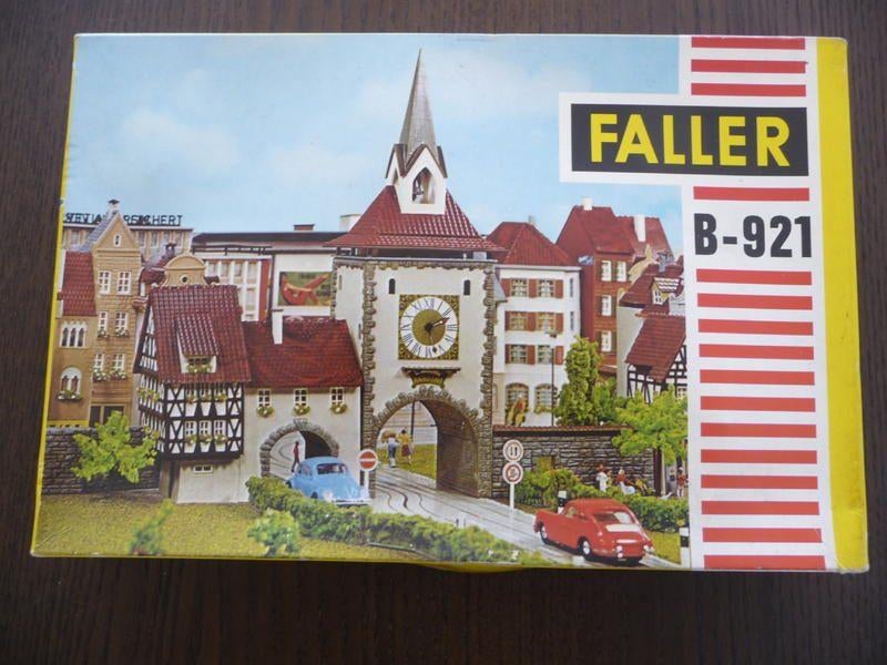 FALLER B-921: stadspoort met bijgebouwen, Hobby en Vrije tijd, Overige merken, Wisselstroom, Brug, Tunnel of Gebouw, Nieuw