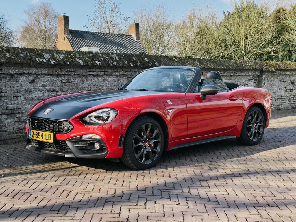 Abarth 124 Spider 2018 - 170pk - “Rosso Costa Brava 1972”, Auto's, Fiat, 13 km/l, Achterwielaandrijving, 40 €/maand, Zwart