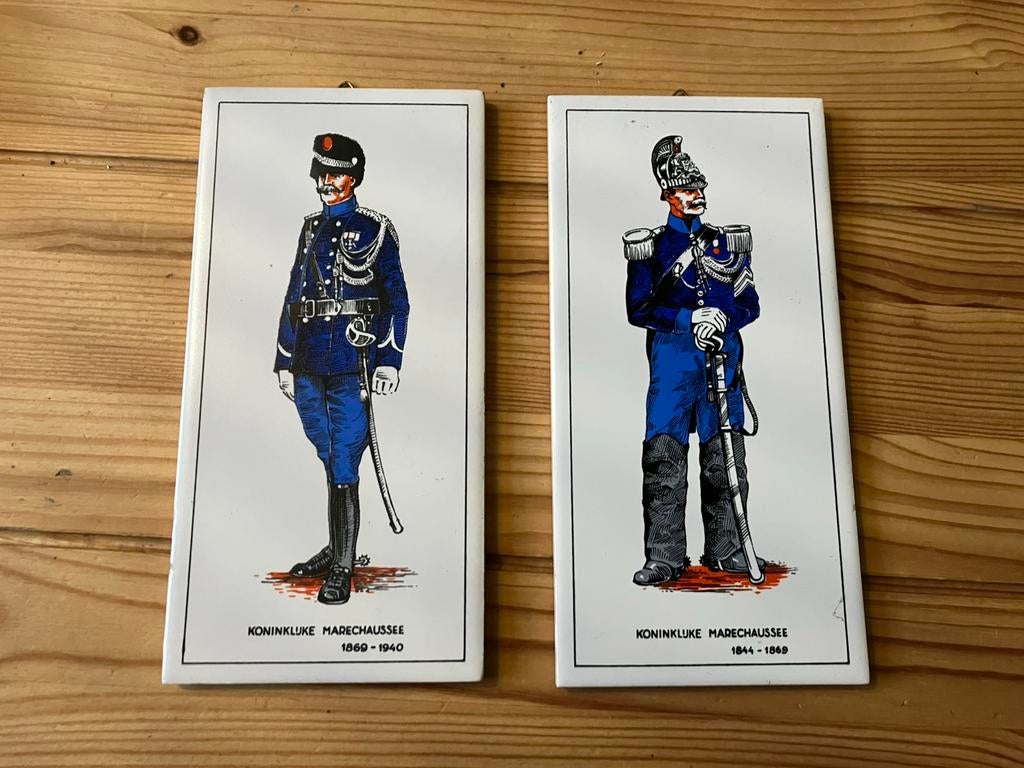 2x tegel Koninklijke Marechaussee Sphinx maastricht, Ophalen of Verzenden, Landmacht, Nederland