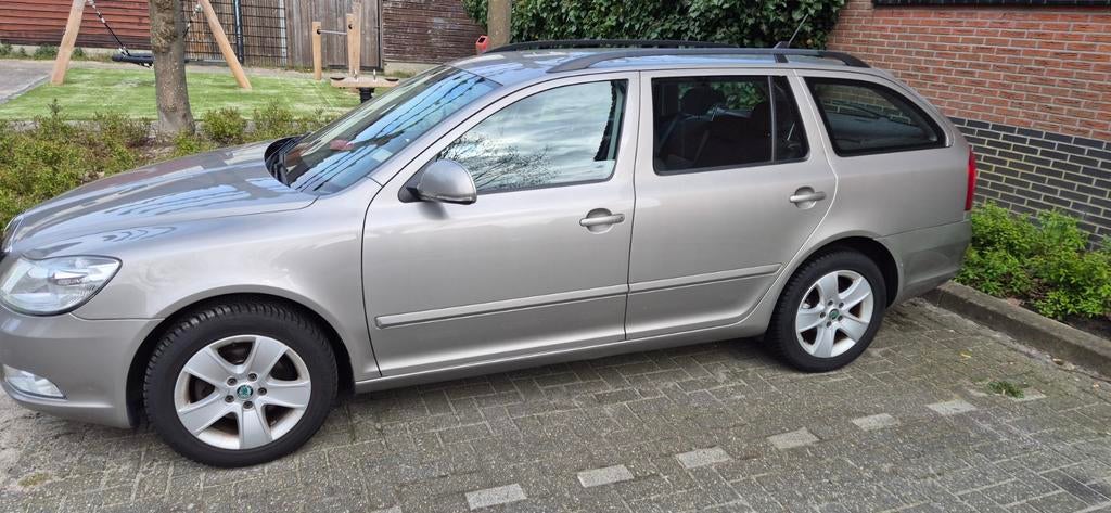 Skoda Octavia 1.2 TSI Combi 2011 Beige, Auto's, Voorwielaandrijving, Stof, 4 cilinders, Beige