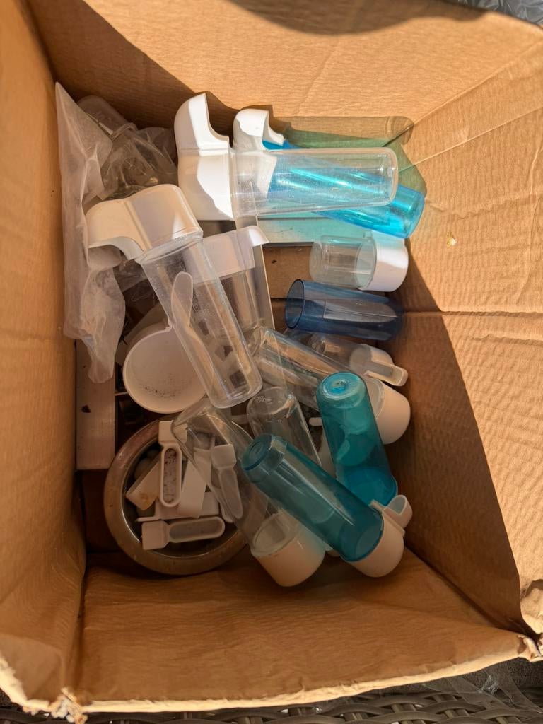 Verschillenee water flesjes en grindbakjes, Ophalen, Zo goed als nieuw, Eten en Drinken