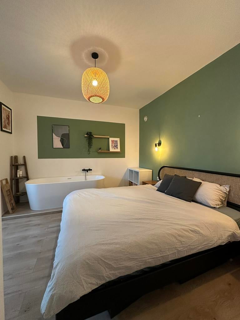 Emma mattress and MADE bed frame / matras en bedframe, Ophalen, Zo goed als nieuw, Tweepersoons, 140 cm