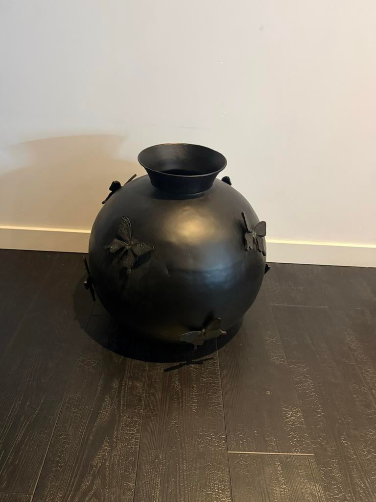 Grote zwarte metalen vaas met vlinders, Huis en Inrichting, Woonaccessoires | Vazen, Ophalen, Overige materialen, 50 tot 75 cm