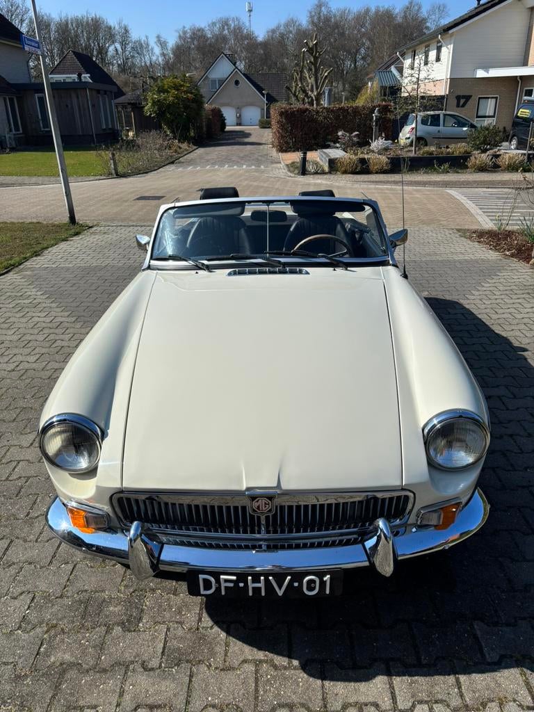 MG B 1.8 Roadster uitst.  staat, overdrive, nwe APK!, Auto's, Oldtimers, Achterwielaandrijving, Zwart, Cabriolet, Wit