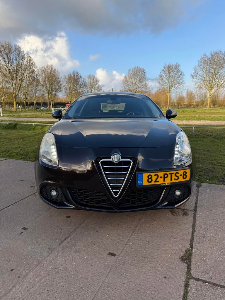 Alfa Romeo Giulietta - 97.600km - 1.4 Turbo 2011 Zwart, Auto's, Alfa Romeo, Voorwielaandrijving, 4 cilinders, Zwart, Origineel Nederlands