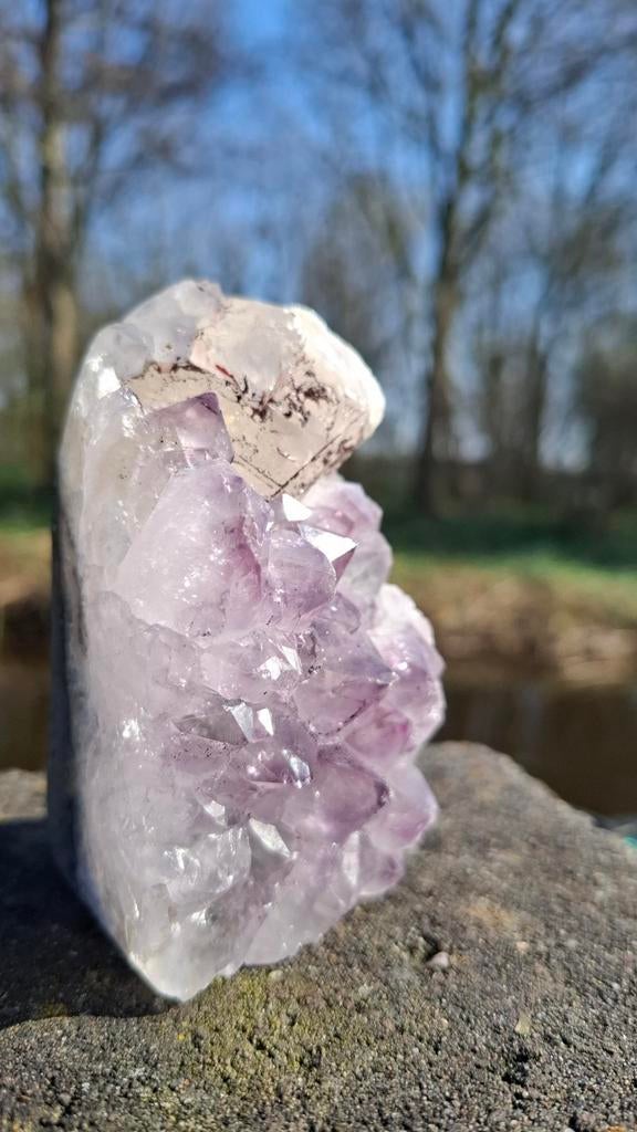 Amethist Cutbase met Calciet - Licht op onder UV, Verzamelen, Mineralen en Fossielen, Ophalen of Verzenden