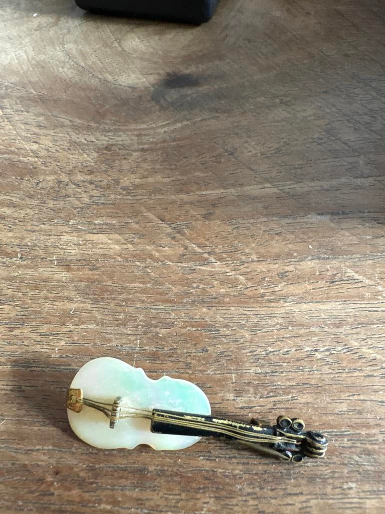 Vintage viooltje broche van parelmoer, Sieraden, Tassen en Uiterlijk, Overige materialen, Gebruikt, Wit, Minder dan 4 cm