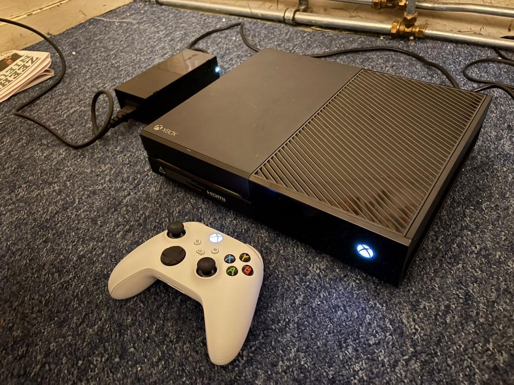 Xbox One met controller, Spelcomputers en Games, Spelcomputers | Xbox One, Ophalen, Zo goed als nieuw, 500 GB, Met 1 controller