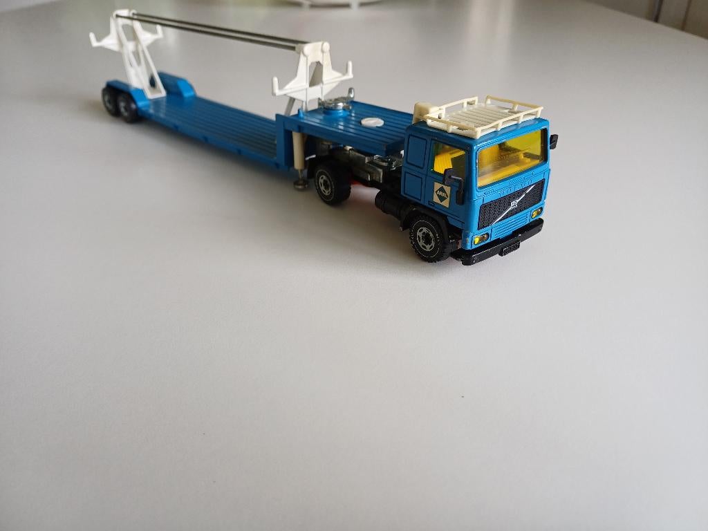 Siku volvo vrachtwagen met trailer, Hobby en Vrije tijd, Modelauto's | 1:50, Ophalen of Verzenden, Gebruikt, Bus of Vrachtwagen