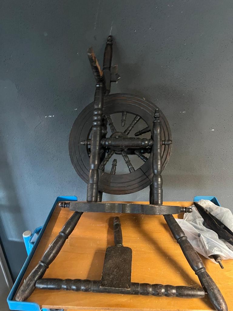 Antiek spinnenwiel, Ophalen, Gebruikt, Spinnewiel