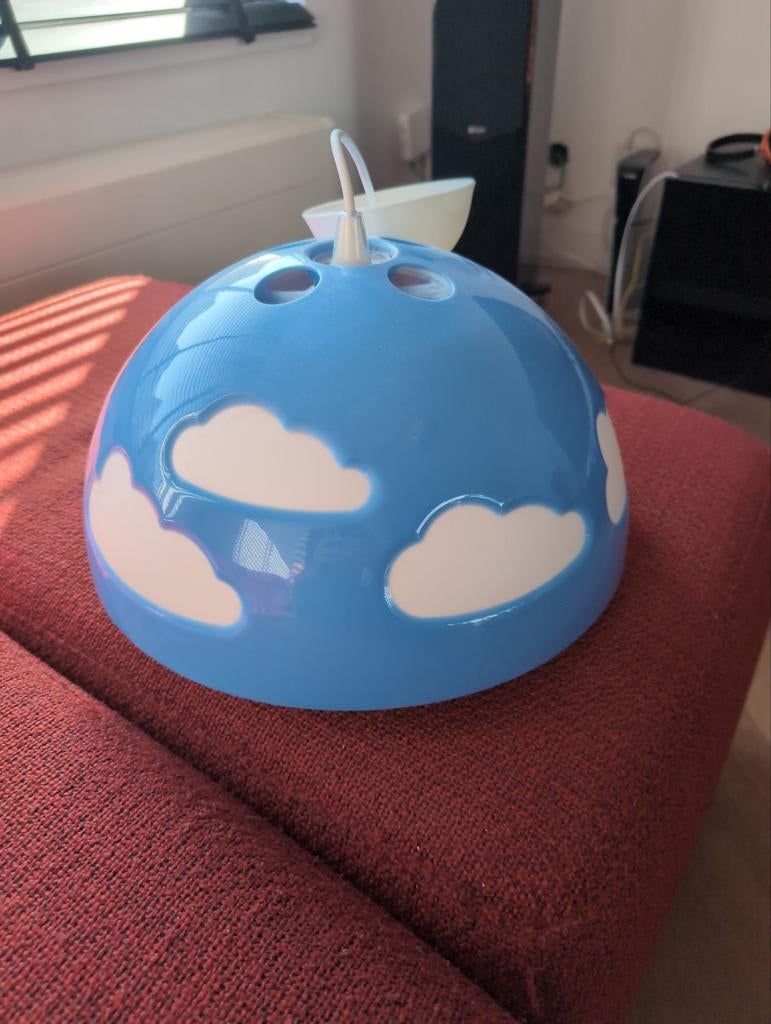 IKEA lamp kinderkamer - blauw met wolken, Huis en Inrichting, Lampen | Hanglampen, Ophalen, Kunststof, Kinderlijk, speels, Zo goed als nieuw