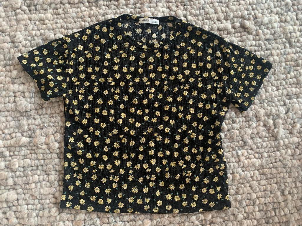 Ontspullen ......Schattig gebloemd topje van Pull & Bear XS, Zwart, Ophalen of Verzenden, Zo goed als nieuw, Korte mouw