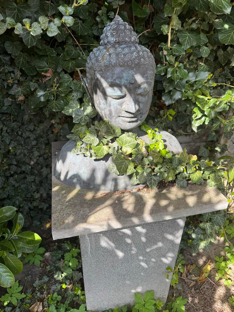 Boeddha beeld op sokkel - Tuindecoratie, Ophalen of Verzenden, Gebruikt