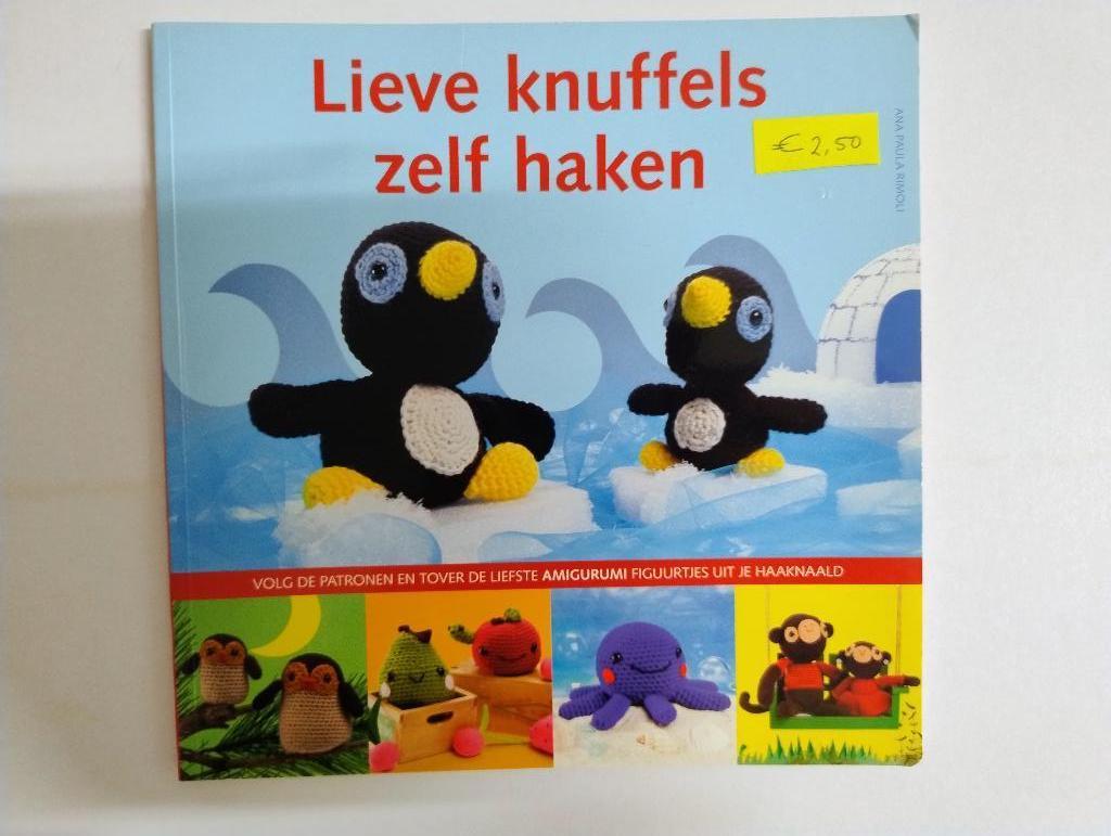 Haakboek 12 Lieve knuffels zelf haken, Ophalen of Verzenden, Gebruikt, Haken, Patroon of Boek