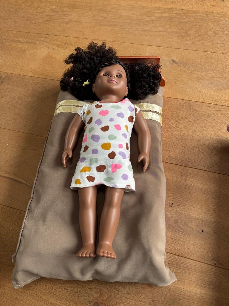 Our generation pop, kleding en eigen gemaakt bed op maat, Ophalen, Zo goed als nieuw, Babypop