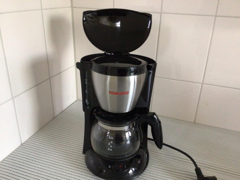 Tomado koffiezetapparaat - 4-6 kopjes - Zwart, Afneembaar waterreservoir, Gebruikt, Koffiemachine, Gemalen koffie
