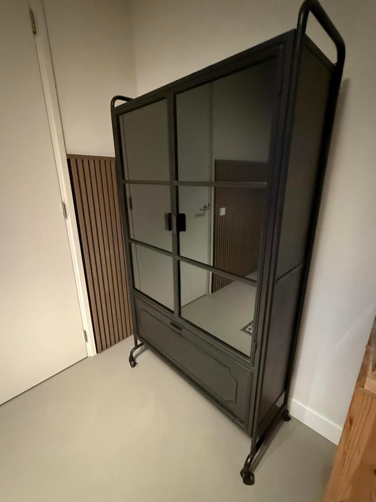 Stalen Vitrinekast Be Pure Home - Industrieel Design, Huis en Inrichting, Kasten | Vitrinekasten, Zo goed als nieuw, 150 tot 200 cm