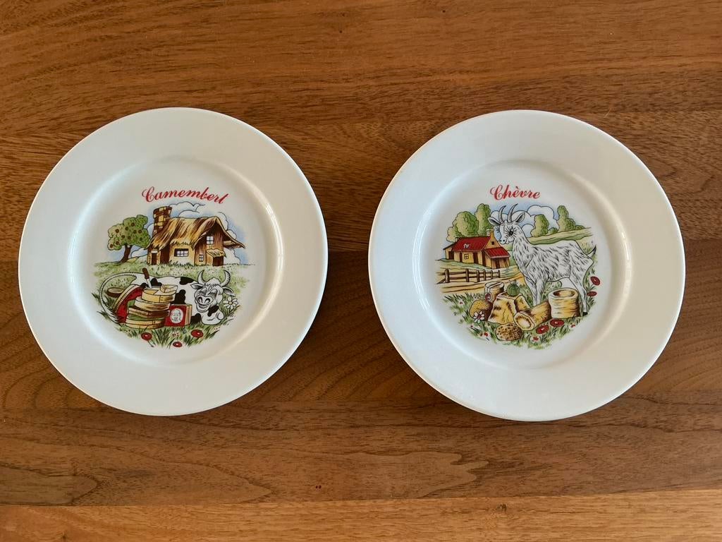 2 Pillivuyt kaasbordjes - Camembert + Chèvre, Huis en Inrichting, Keuken | Servies, Ophalen of Verzenden, Zo goed als nieuw, Porselein