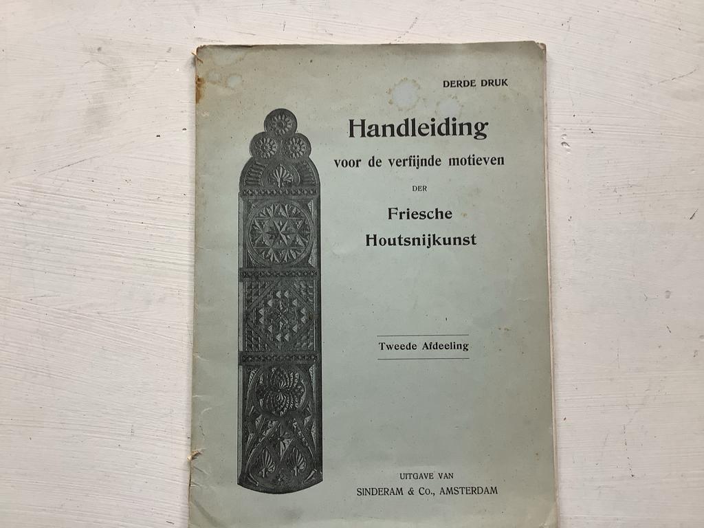 Handleiding Friese Houtsnijkunst - Tweede Afdeeling, Ophalen of Verzenden, Gelezen, Overige onderwerpen