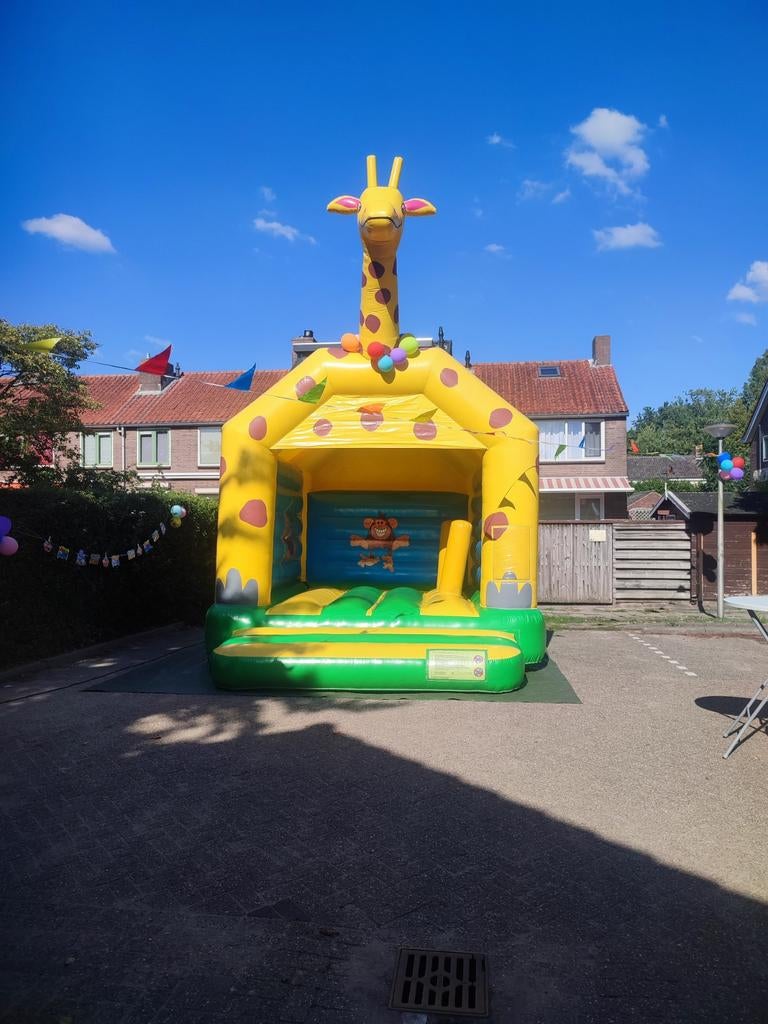 Verhuur springkussen Huren 4 bij 5 mtr springkussen te huur, Kinderen en Baby's, Speelgoed | Buiten | Springkussens, Zo goed als nieuw