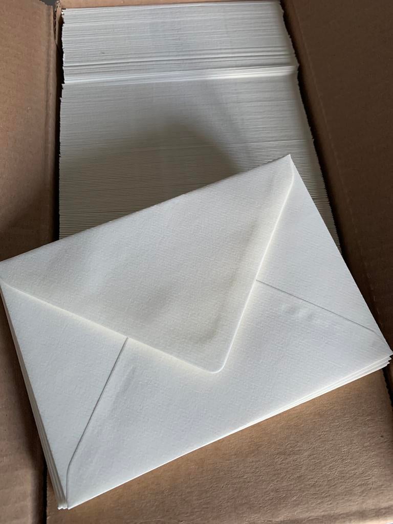 100 C6 Enveloppen - Anjerwit Gevergeerd Papier, Ophalen of Verzenden, Nieuw