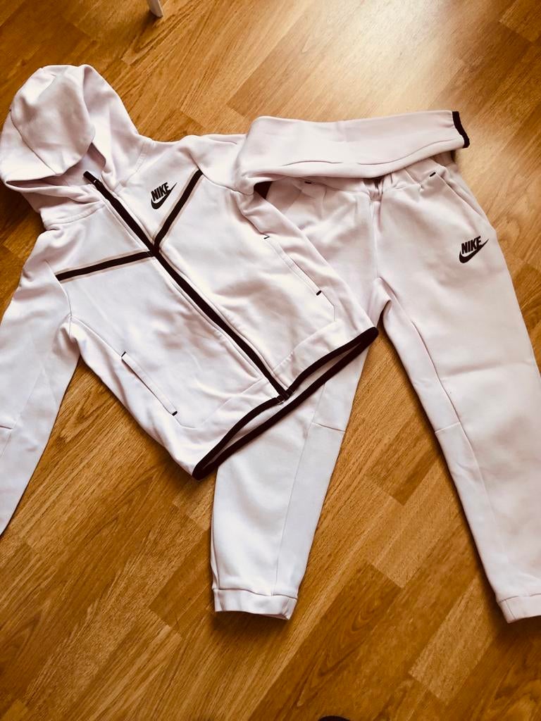 Nike trainingspak maat 116/122 zacht roze, Ophalen of Verzenden, Zo goed als nieuw