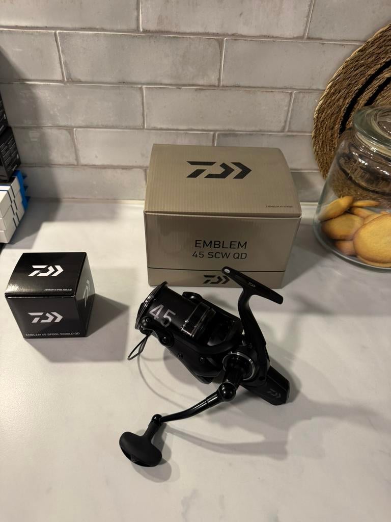 nieuwe 23 daiwa emblem 45 scw qd top longcAST BIG PIT MOLEN, Ophalen of Verzenden, Nieuw, Molen