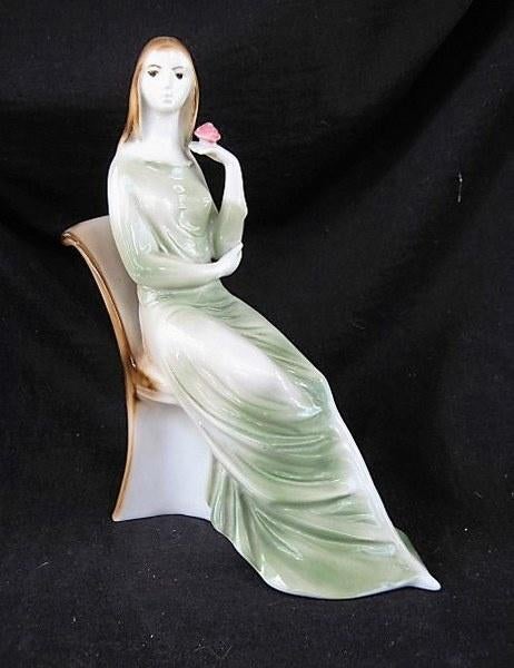 Zsolnay - Art Deco Zittende vrouw (3075/7568), Verzamelen, Beelden en Beeldjes, Ophalen, Zo goed als nieuw, Mens