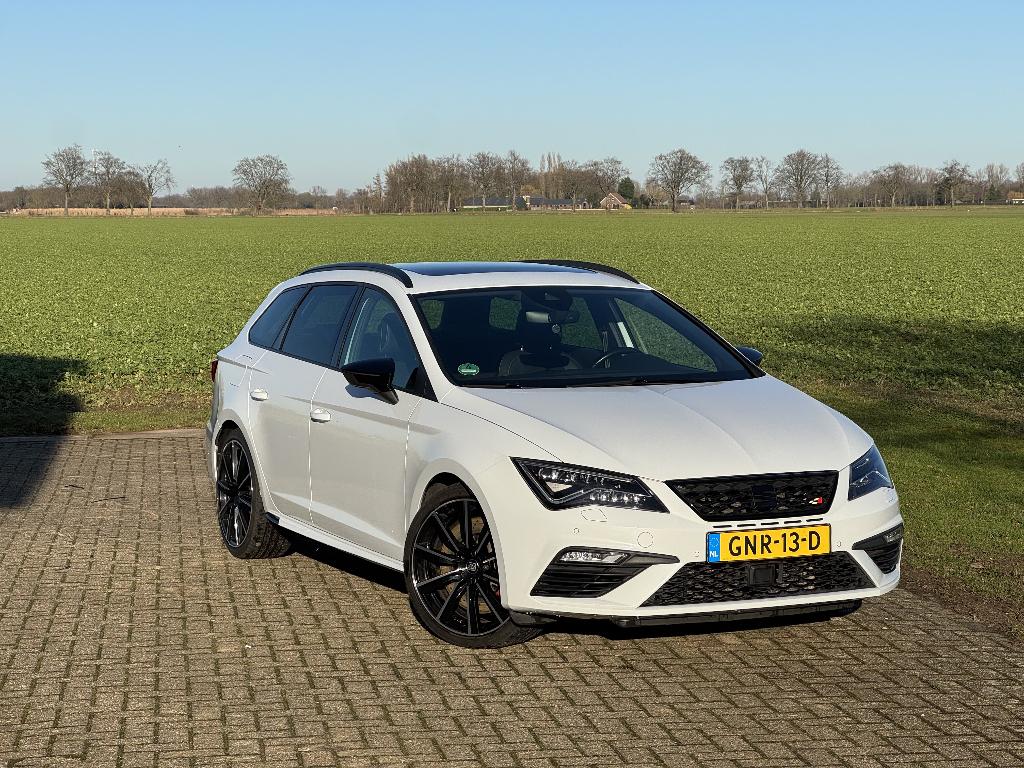 Seat Leon cupra 300 4DRIVE 2017 Wit performance pakket, Auto's, Automaat, 4 cilinders, 1984 cc, Leon