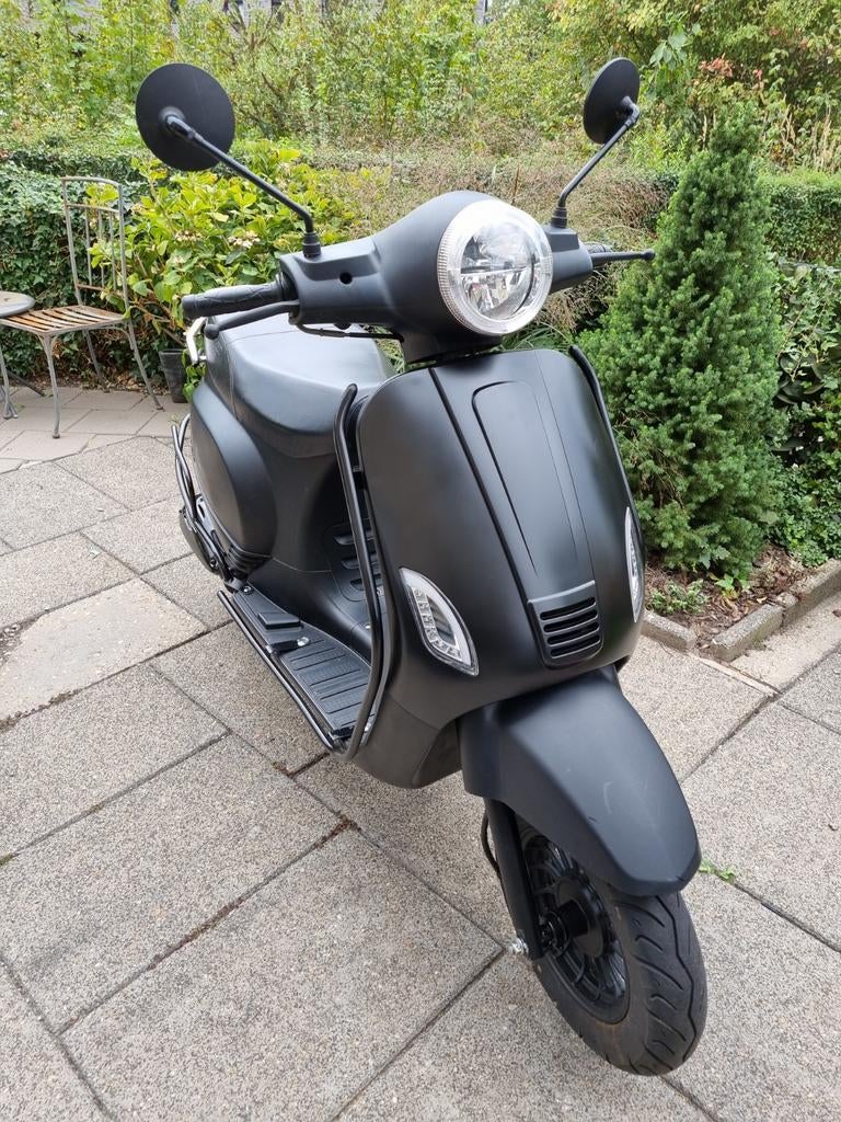 Mooie mat zwarte snorscooter, Fietsen en Brommers, Snorfietsen en Snorscooters, Gebruikt, Overige merken, Benzine, Ophalen