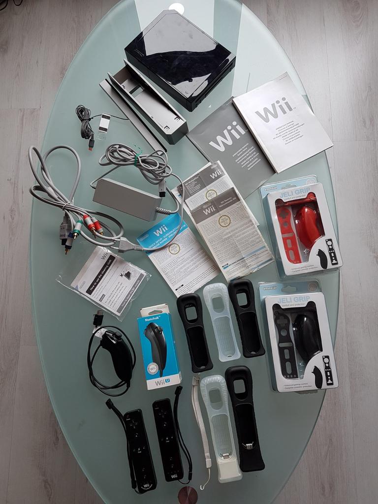 Wii spelcomputer compleet 2 controllers, Spelcomputers en Games, Spelcomputers | Nintendo Wii, Zo goed als nieuw, Met 2 controllers