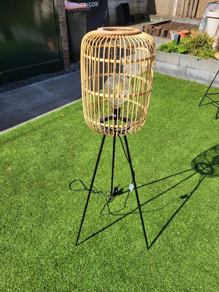 Rotan vloerlamp met driepoot onderstel, Gebruikt, 100 tot 150 cm, Ophalen of Verzenden, Bohemian, Scandinavisch, Modern