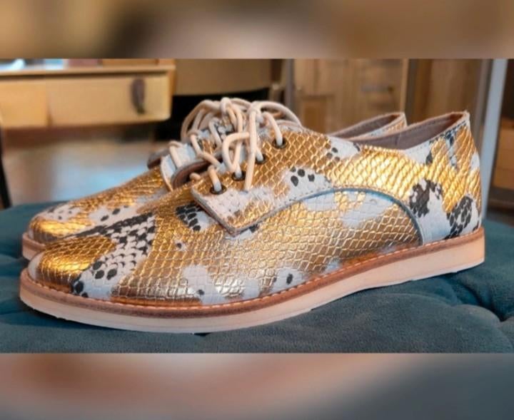 Nieuwe Rollie/Derby veterschoenen met goudkleurige slangenpr, Ophalen of Verzenden, Nieuw
