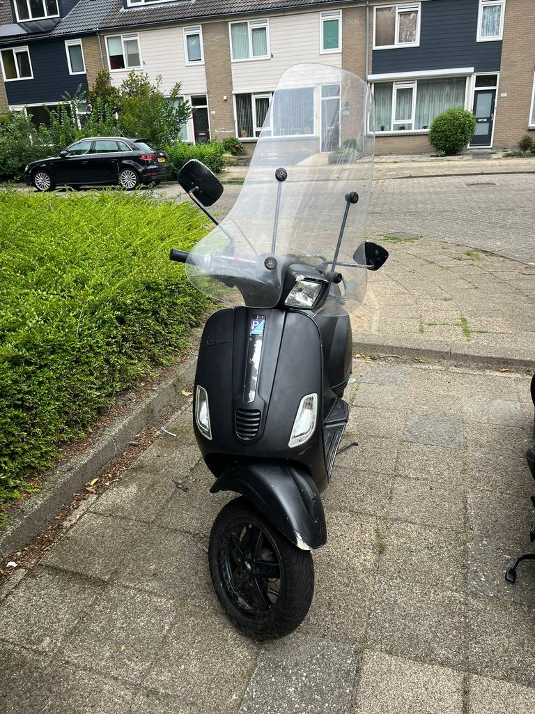 Vespa S schade, Fietsen en Brommers, Scooters | Vespa, Ophalen, Zo goed als nieuw, Benzine, Vespa LX