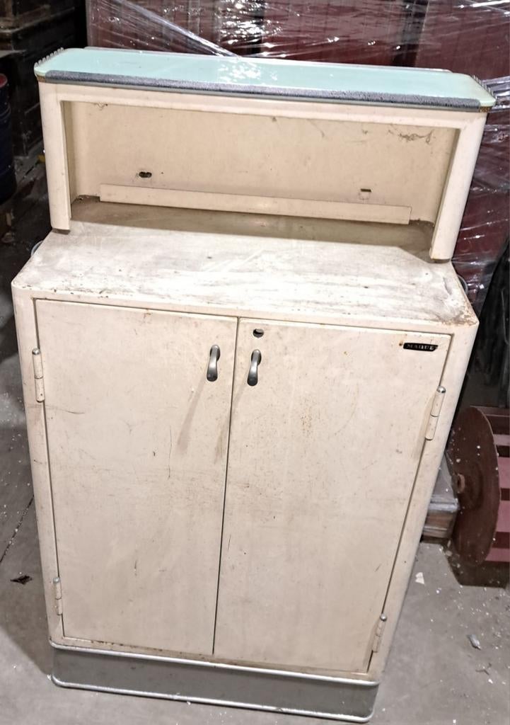 Kast kastje oud ziekenhuis kastje., Ophalen