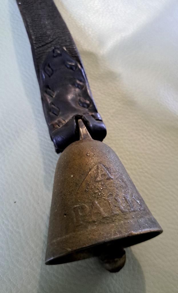 Zeldzaam koebel Parijs messing lederen riem bel A Paris koe, Verzenden