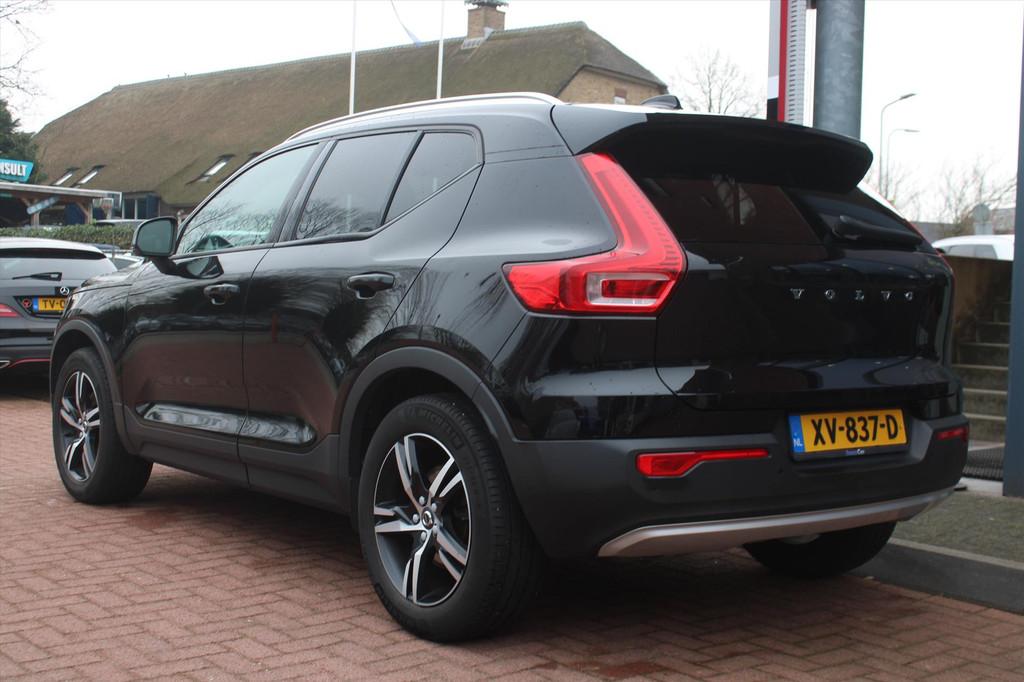 VOLVO Xc40 T4 Aut. *Momentum* | Carplay | Cruise & Climate C, 1969 cc, Regensensor, Leder en Stof, Zwart